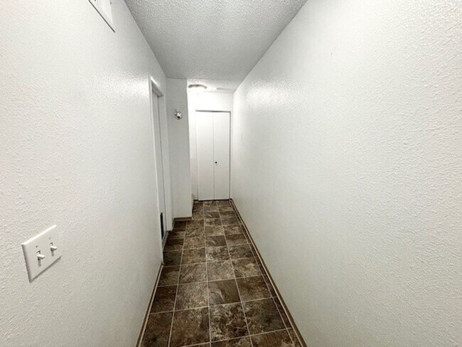 Building Photo - DES MOINES CONDO WITH PEEK-A-BOO SOUND VIEWS & PRIVATE GARAGE!