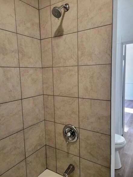 Building Photo - 73 1/2 Esther Street Unit 3