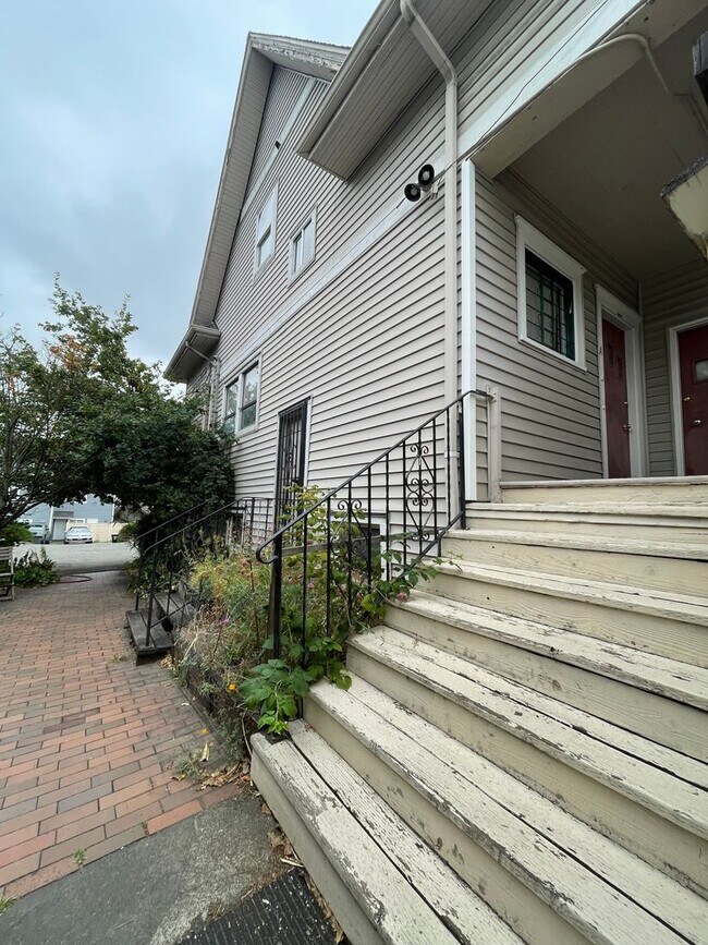 Building Photo - 6307-6321 Roosevelt Way NE
