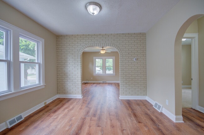 Building Photo - 1318 N Prairie Ave