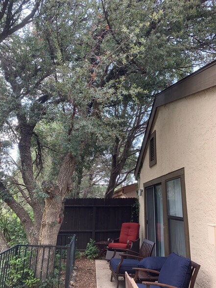 private patio backs seasonal creek - 1413 Coyote Rd