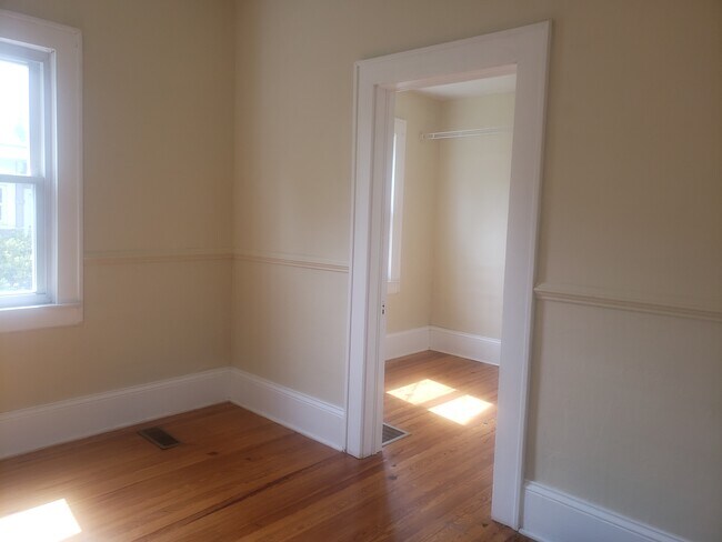 Building Photo - 907 E Holston Ave