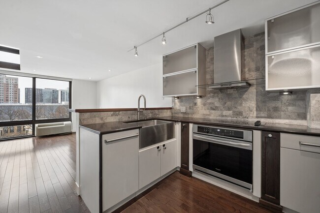 Building Photo - 1221 N Dearborn St