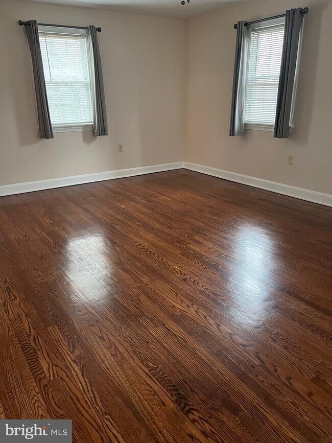 Building Photo - 102 Hillside Cir