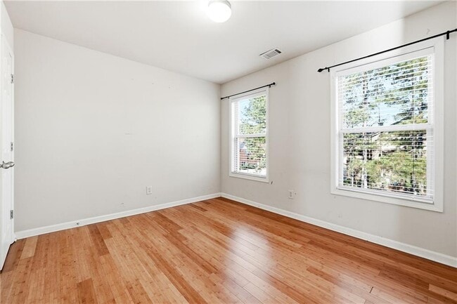 Building Photo - 6199 Thorncrest Dr