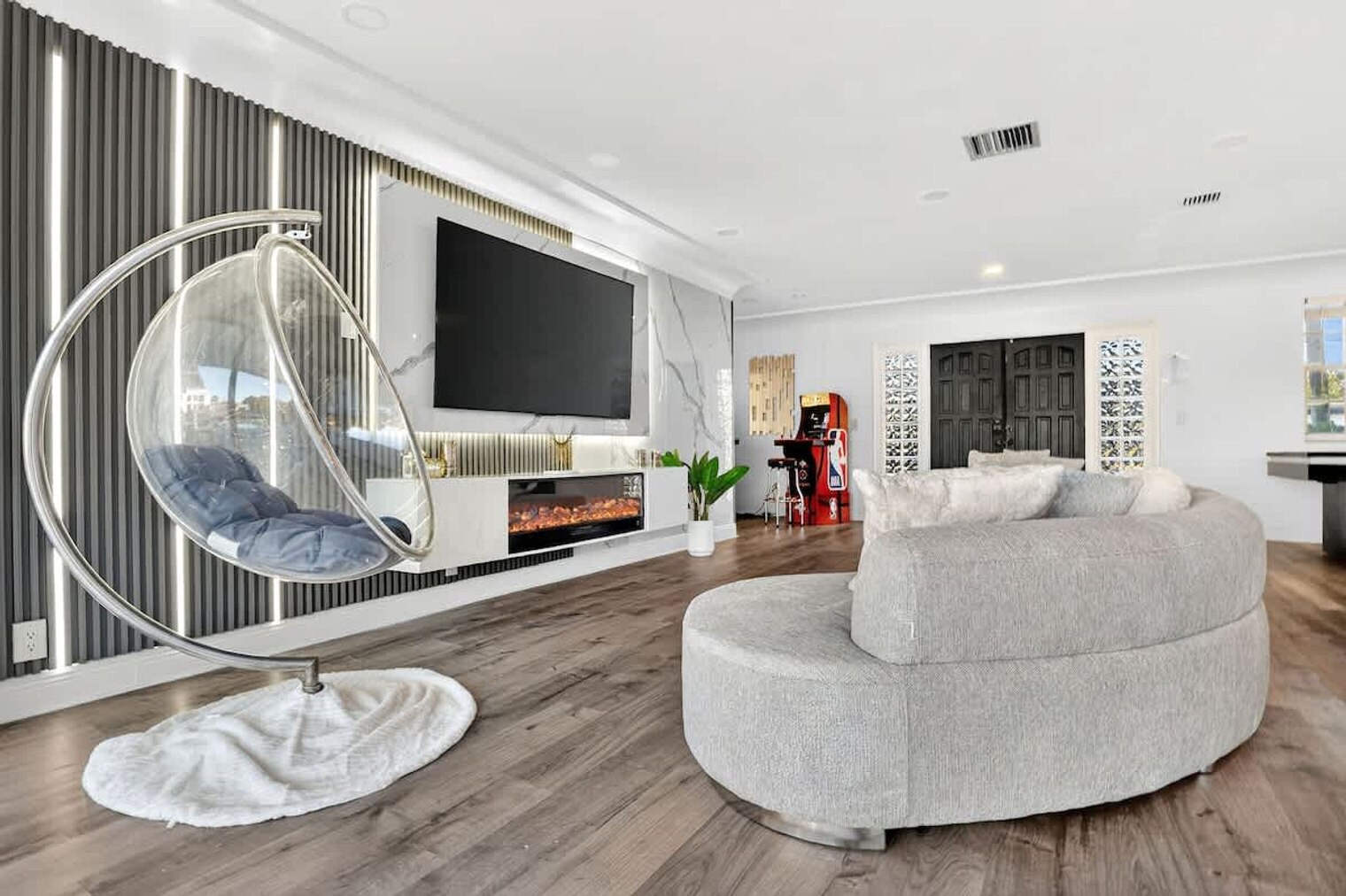 Building Photo - 2365 NE 195th St