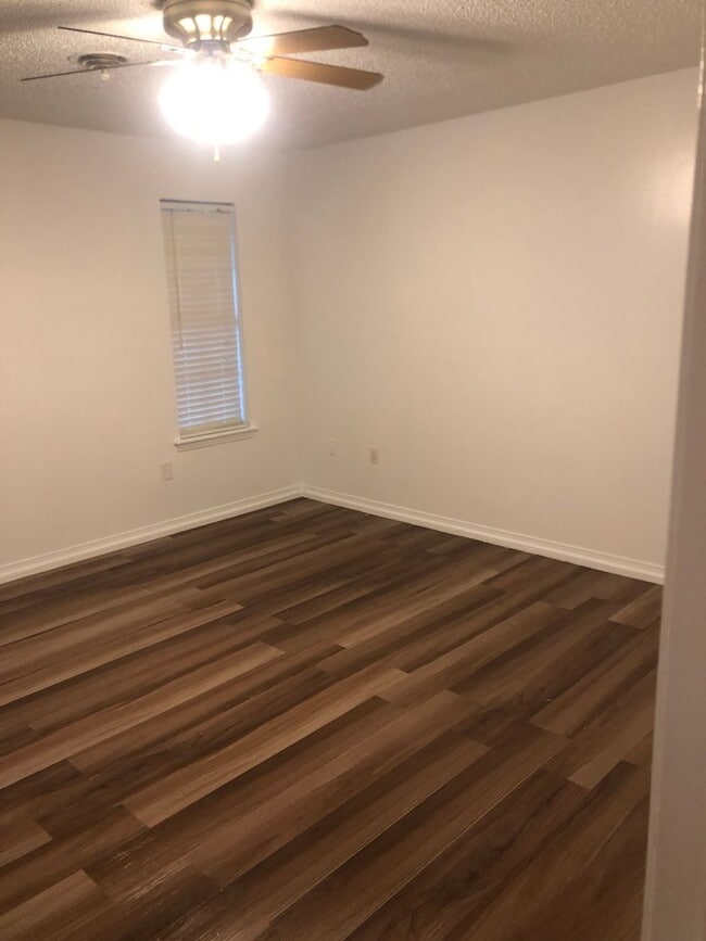 Building Photo - 110 Boxwood Pl N