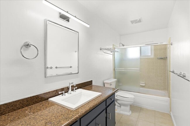 Building Photo - Beautiful remodeled 3 Bed 2 Bath home in L...