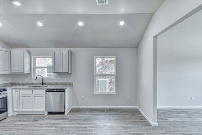 Building Photo - 928 Varenna Ct