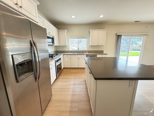 Building Photo - Beautiful 5Bd/3.5Ba Home in Cul-de-Sac in Riverside w/new Turf Back Yard and New Carpet!