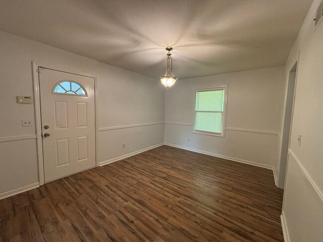 Building Photo - Beautiful 3 Bedroom, 2 Bath Home in a Quie...