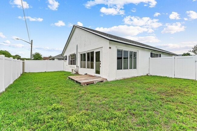 Building Photo - 125 Raintree Trail