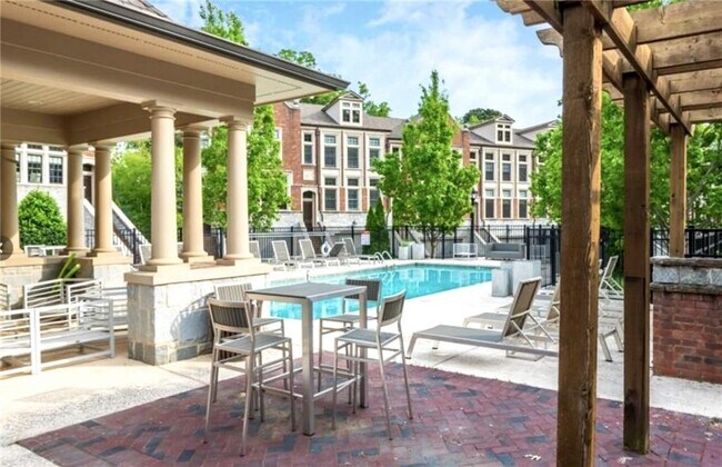 Building Photo - 2910 Hermance Dr NE