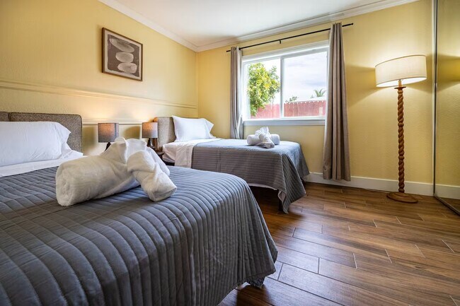 Building Photo - 1687 Sycamore St