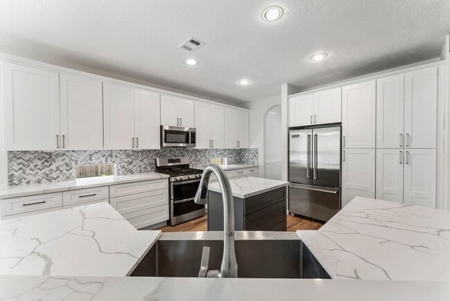 Building Photo - 2 Granite Path Pl