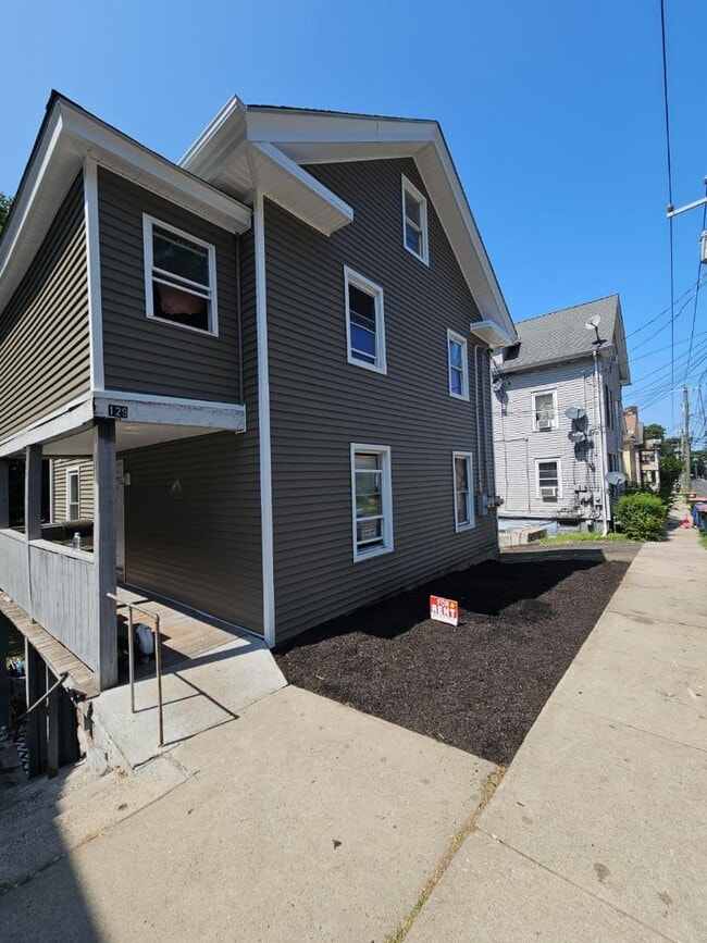 Primary Photo - 129 Willow St