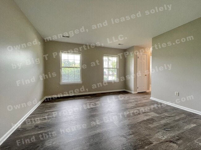 Building Photo - Large 4 bedroom 2.5 bath 2 car garage hous...