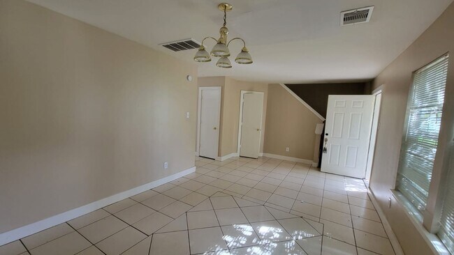 Building Photo - Beautiful House in family friendly community