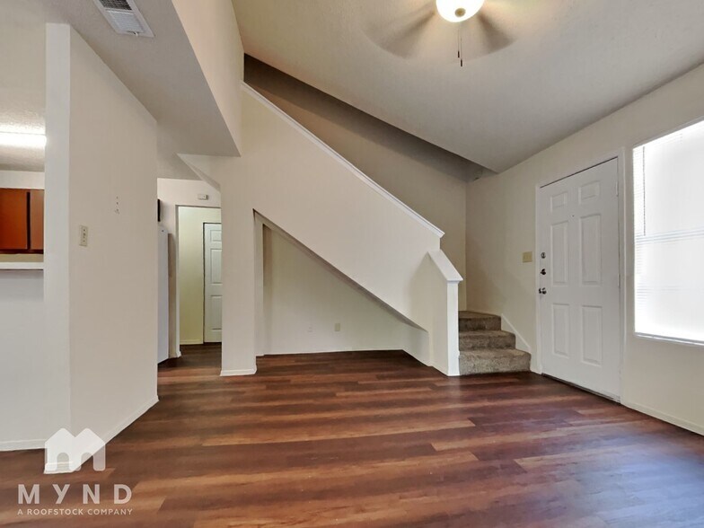 Building Photo - 2214 Creekside Ln