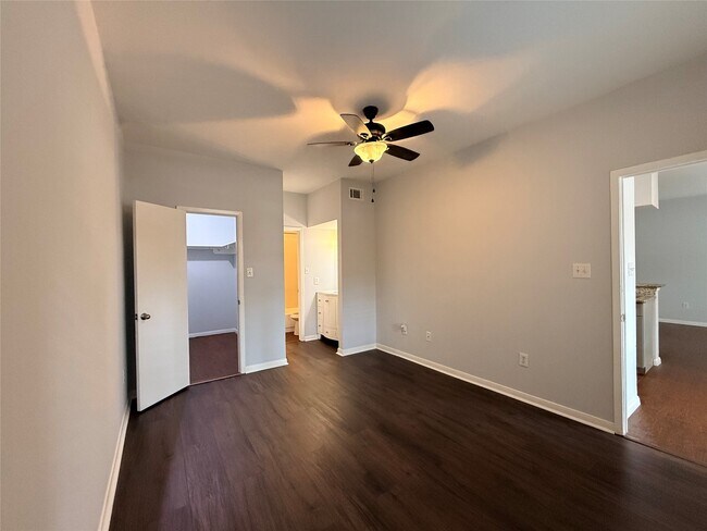 Building Photo - 2626 Holly Hall St