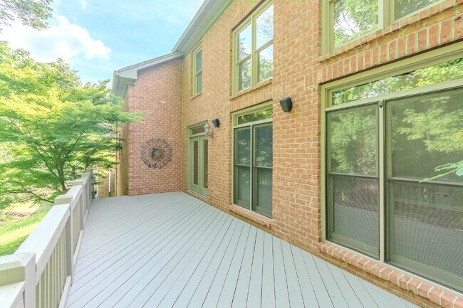 Building Photo - 5 Bedroom Home in Hermitage! Backs Up To T...