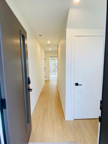 Building Photo - 3942 SE Gladstone St