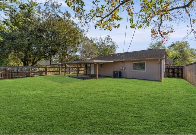 Building Photo - 2808 Pinewood Dr