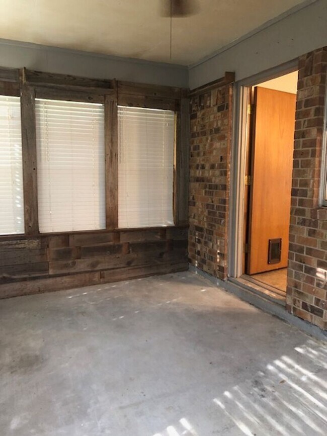 Building Photo - 1208 Alpine Dr