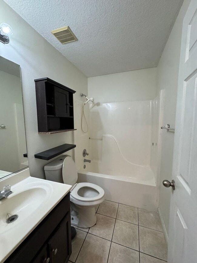 Building Photo - 3 Bed / 2 Bath Available Now!