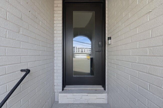 Building Photo - 1205 Hillside Pl