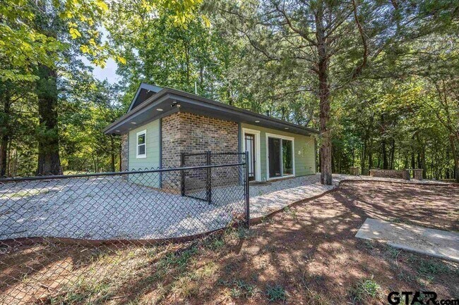 Primary Photo - 690 Royal Dr N