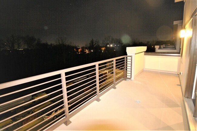 Building Photo - Elegant 3 Bedroom 2 Full 2 Half Bath Townhome in Ashburn