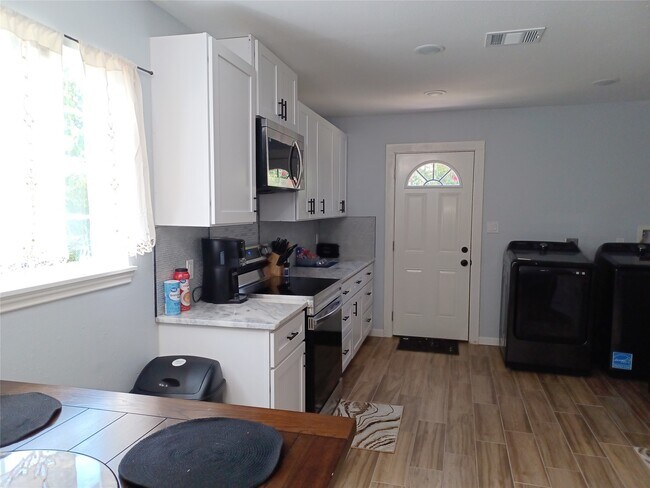 Building Photo - 5815 Schevers St