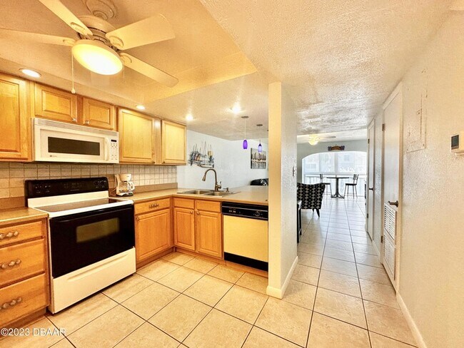 Building Photo - 4590 S Atlantic Ave