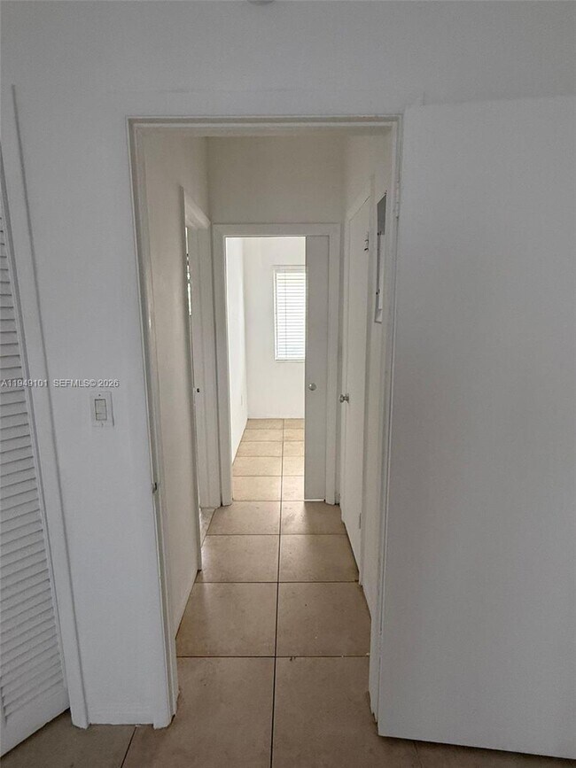 Building Photo - 10250 W Bay Harbor Dr