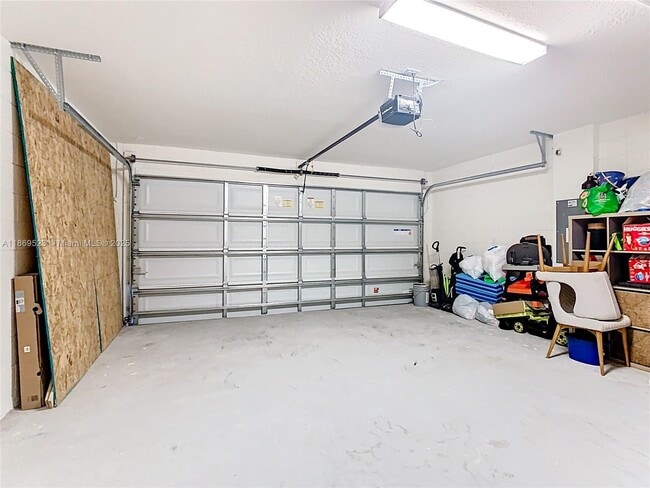 Building Photo - 1060 Cascade Dr