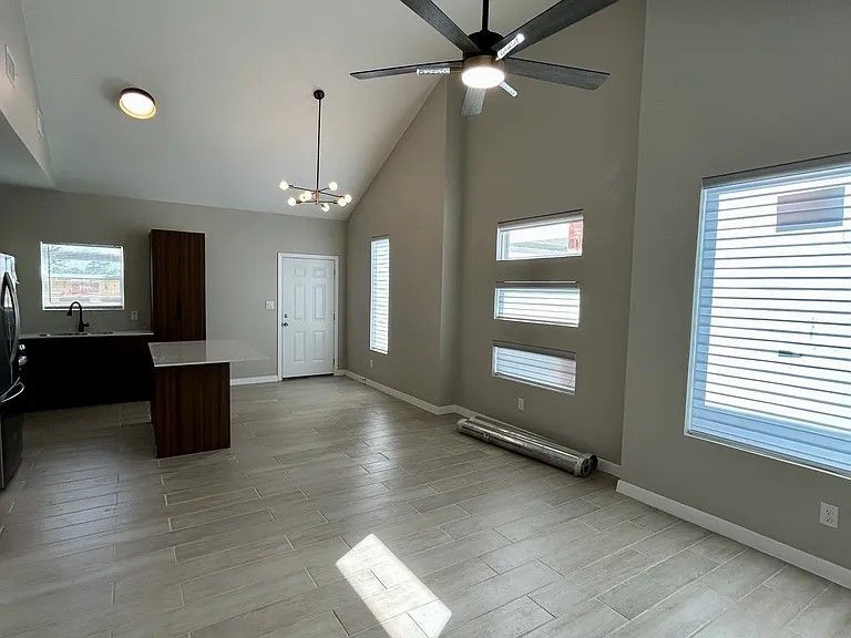 Building Photo - 705 Deanne Dr