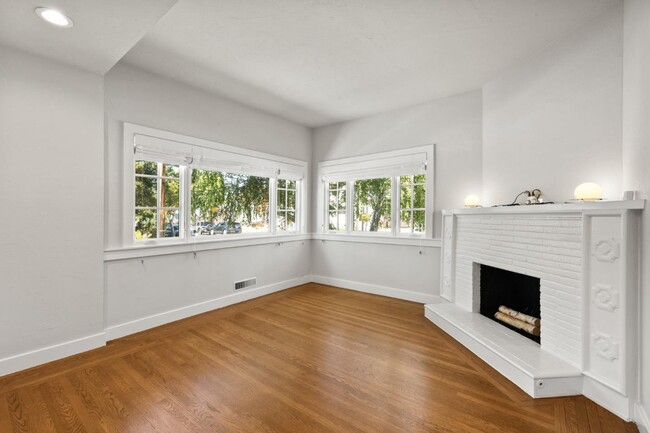 Building Photo - 1536 Eastmoor Rd