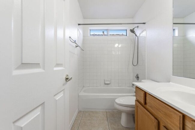 Building Photo - Enjoy an open floor plan with all appliances!