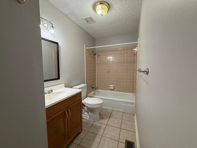 Building Photo - 818 Lynwood Dr