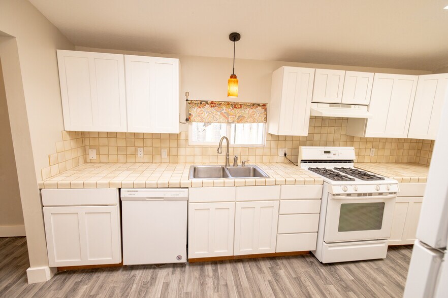 Kitchen 1 - 1745 Lake St
