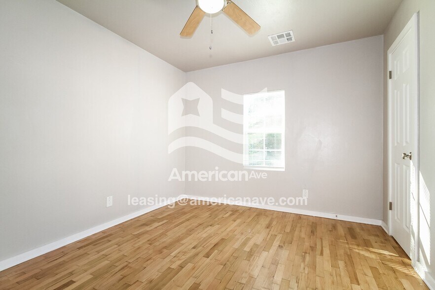 Building Photo - 206 W Kittyhawk Dr