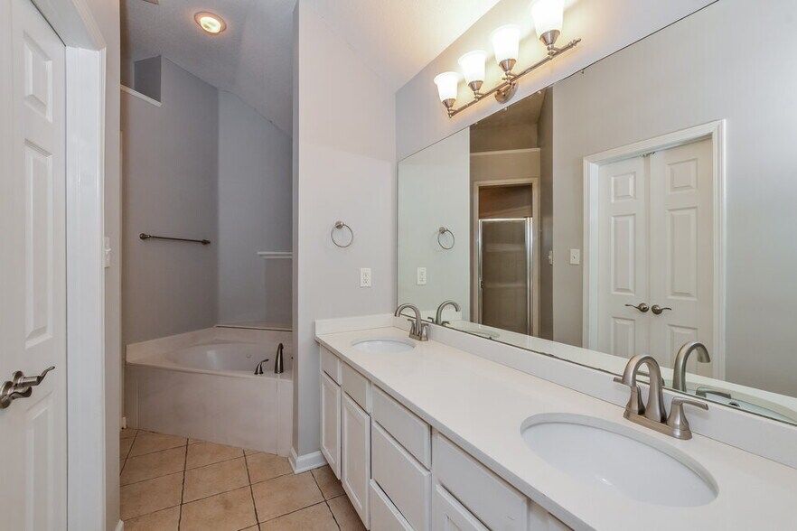 Building Photo - 8280 Dexter Ridge Cove E