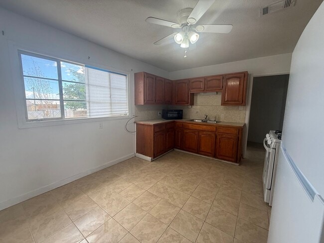 Building Photo - 809 Spruce Ave