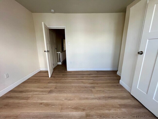 Building Photo - Newly Renovated 3-Bedroom Townhome in Fairhill! Available NOW!