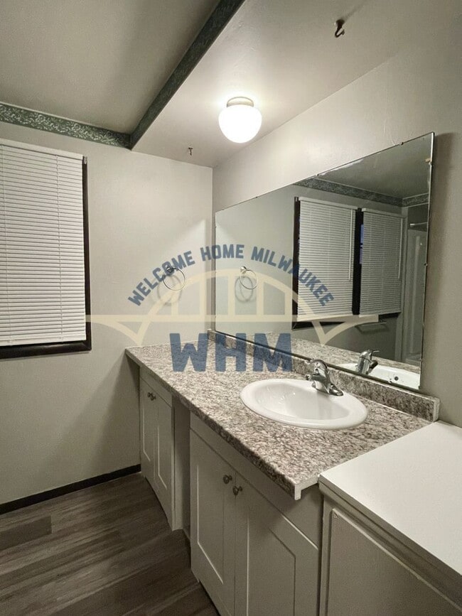 Building Photo - 5748 N 40th St