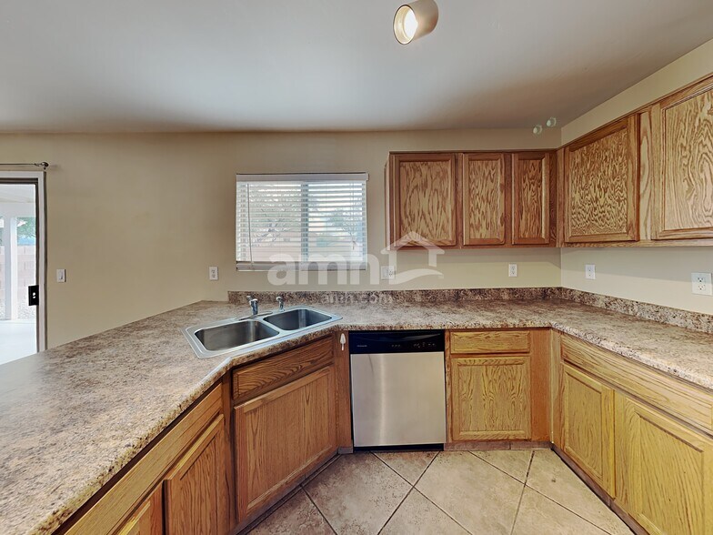 Building Photo - 765 W Flaming Arrow Dr