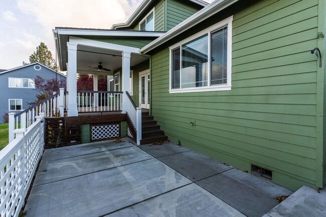 Building Photo - Stunning home on Awbrey Butte!