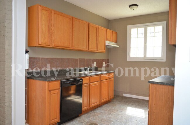 Building Photo - FIRST MONTH FREE; Adorable Duplex in Crosstown Area!