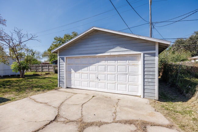 Building Photo - 1025 Whitaker Dr